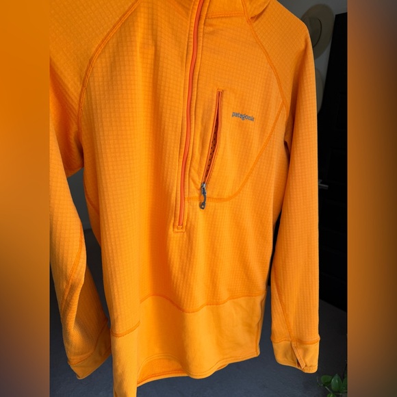 Patagonia Men’s Orange R1 with hood Size small - Picture 3 of 8